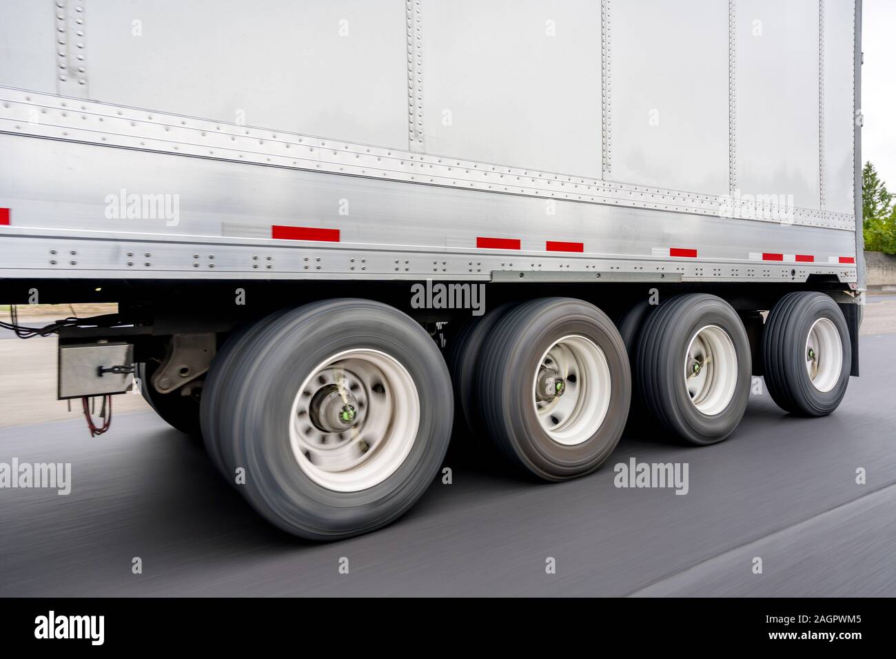 Schwere Big Rig Semi Truck Transport chemische van 4-Achs auflieger für den Transport über schwere Lasten mit Gewicht Verteilung entlang der Axel Stockfoto