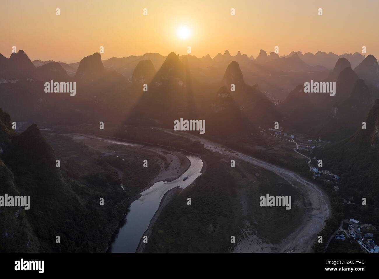 Luftaufnahme von Xingping karste Hügeln und Li River bei Sonnenuntergang in der Nähe von Yangshuo in der Provinz Guanxi, China Stockfoto