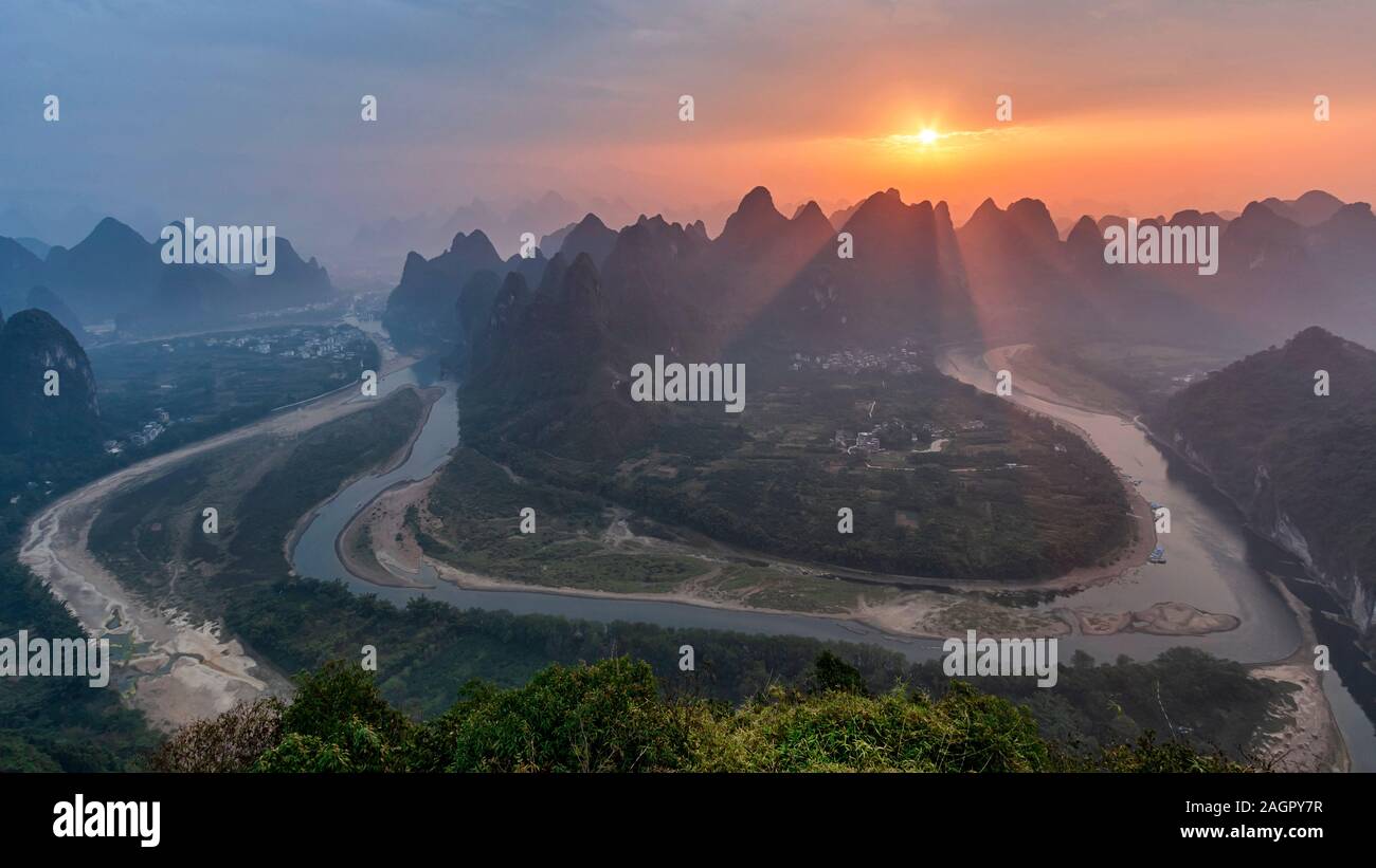 Luftaufnahme des Li River in Xingping in der Nähe von Yangshuo in der Provinz Guanxi, China, bei Sonnenaufgang Stockfoto