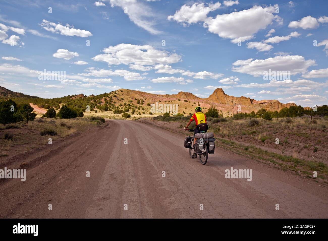 NM 00205-00 ... New-mexico-Touring Radfahrer in Richtung Norden auf der Great Divide Mountain Bike Route auf der Straße, die bis zu zwei unmarkierte Kreuzungen der Co Stockfoto