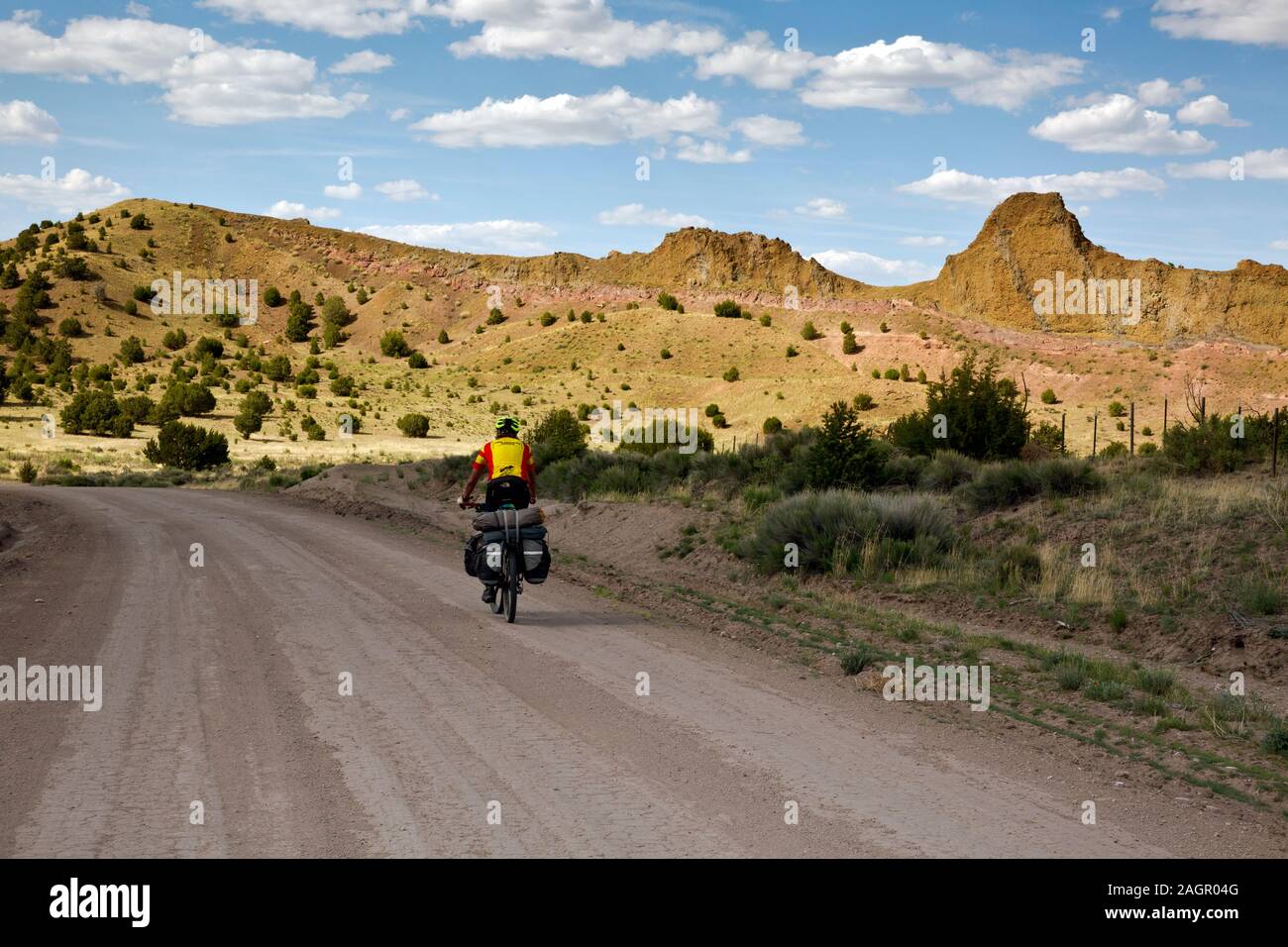 NM 00206-00 ... New-mexico-Touring Radfahrer in Richtung Norden auf der Great Divide Mountain Bike Route auf der Straße, die bis zu zwei unmarkierte Kreuzungen der Co Stockfoto