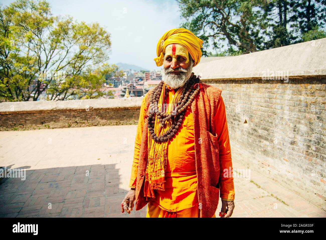 Sadhu Mann mit traditionellen bemalten Gesicht in Pashupatinath Tempel von Kathmandu, Nepal - august, 2019 Stockfoto