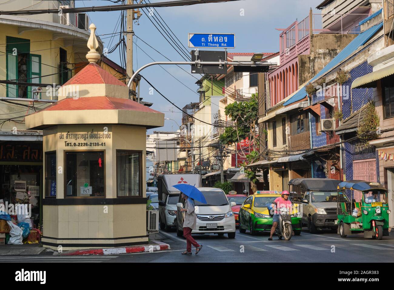 Ansicht der Bamrung Muang Road, Sao-Ching - Chaa, Bangkok, Thailand, mit einem alten Thai-style Polizei stand auf der linken Seite Stockfoto