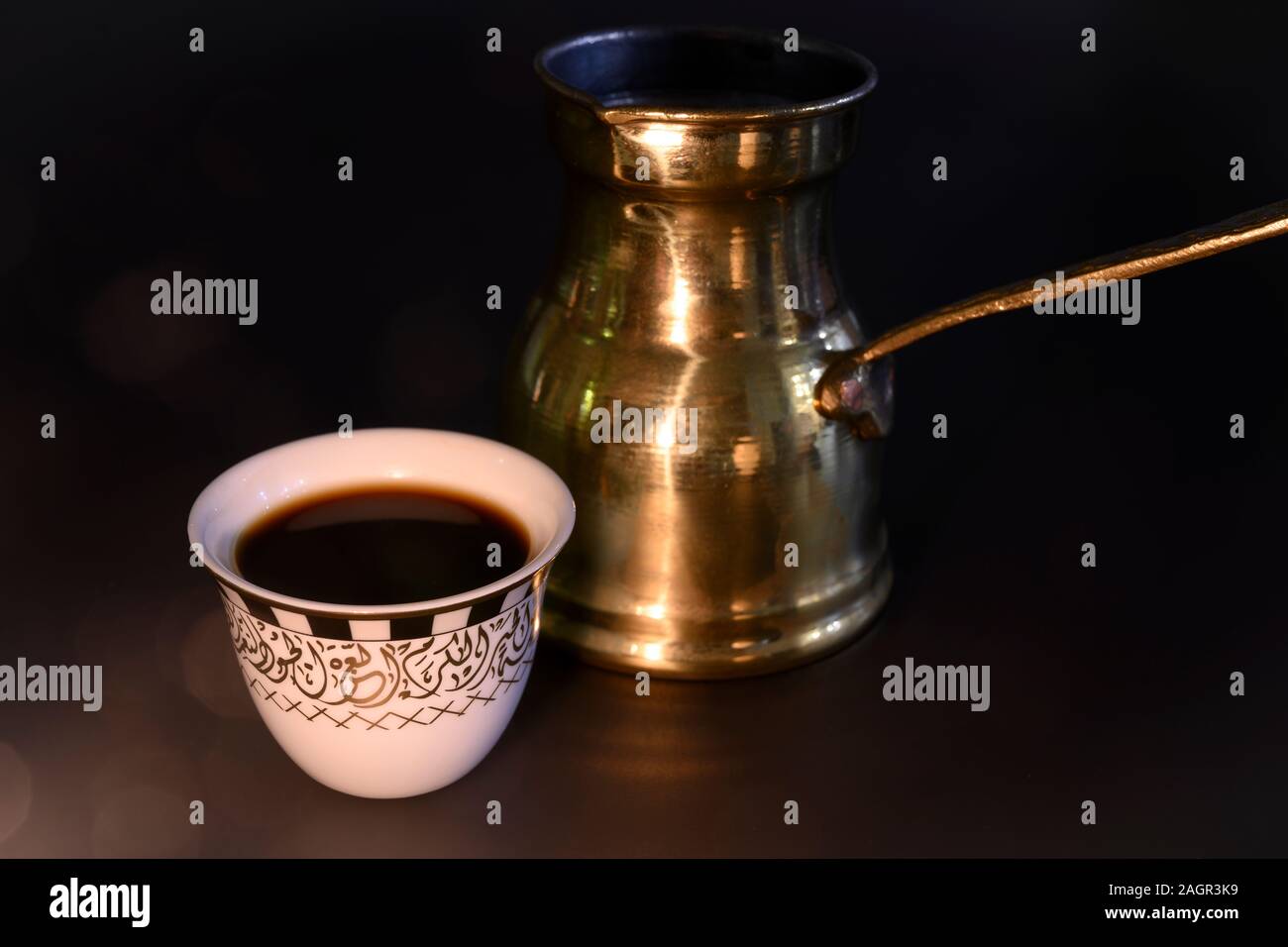 Eine Tasse türkischen Kaffee und ZVE im Kerzenlicht Stockfoto
