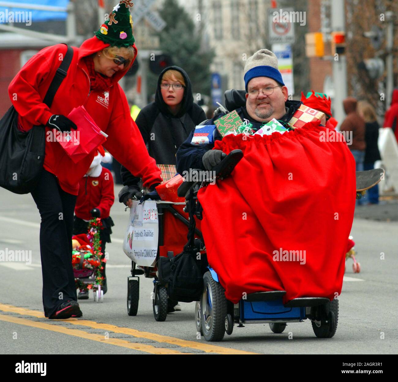 12/01/12 11:32:57 UHR - Souderton, PA: Jerry Borton Wellen auf die Menge, als er reitet seinen Stuhl auf Hauptstraße während der souderton/Telford Holiday Parade Stockfoto