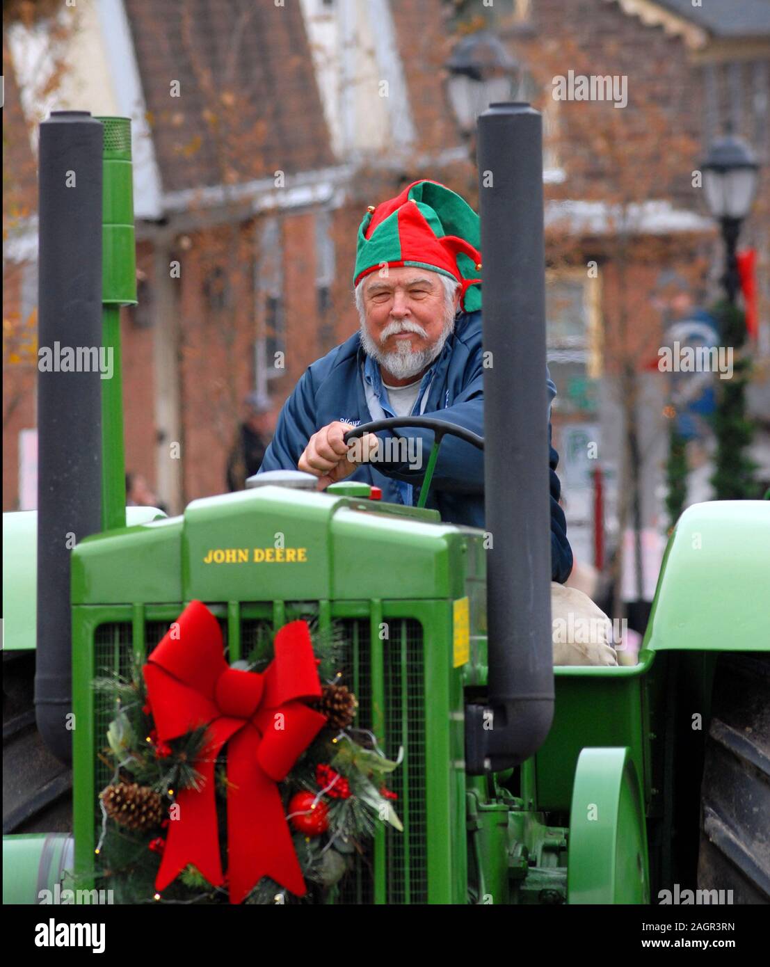 12/01/12 11:51:43 UHR - Souderton, PA: Ein Mann fährt ein Traktor obwohl Hauptstraße während der souderton/Telford Holiday Parade Dezember 1, 2012 in Souder Stockfoto