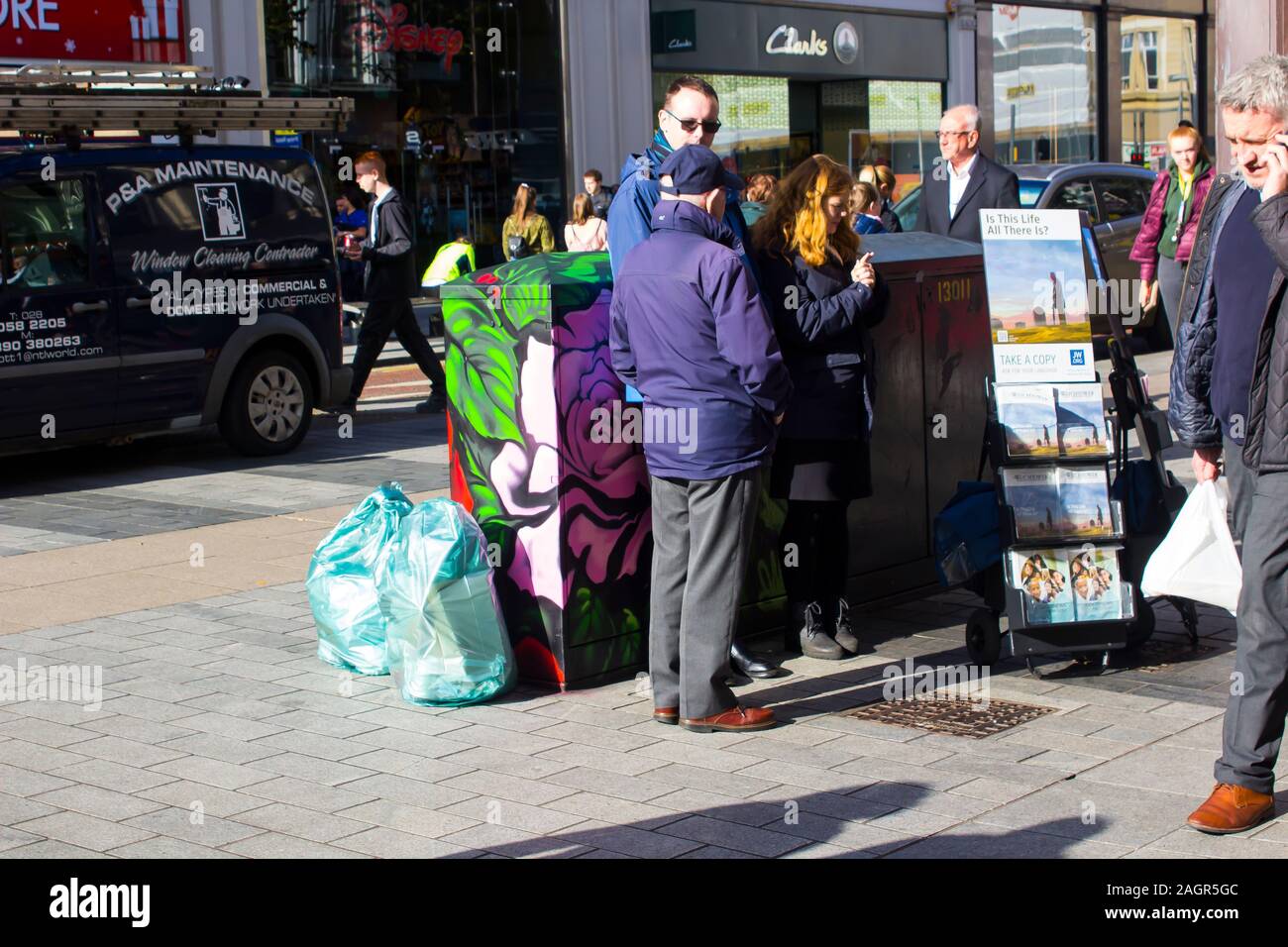 16. Oktober 2019 Jehovas Zeugen ihrer Literatur auf Royal Avenue Verteilung im Zentrum von Belfast Nordirland an einem sonnigen Nachmittag in Oc Stockfoto