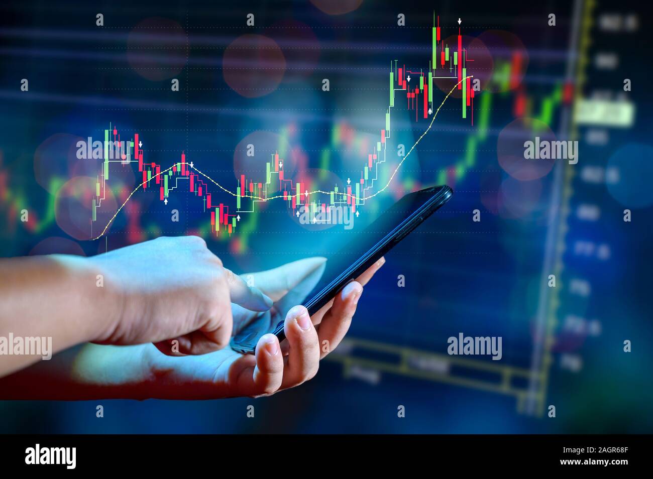 Diagramm der finanziellen Wachstum global Communications binäre Smart Phones und world Internet Geschäftsleute drücken Sie die Taste Telefon im Internet S zu kommunizieren Stockfoto