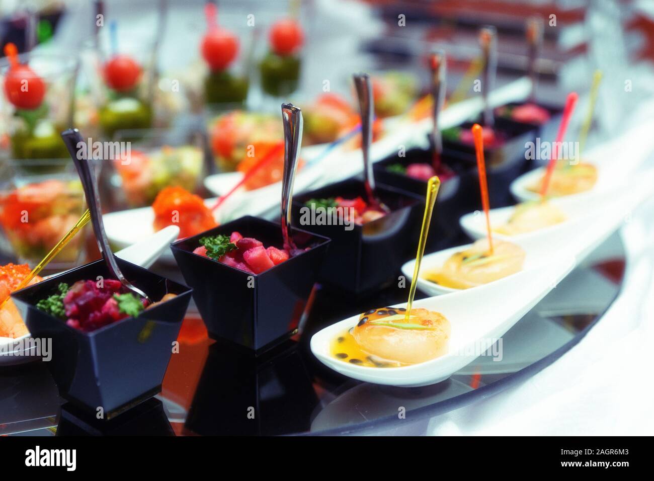 Verschiedene Snacks am Tisch, Bankett Essen, getönten Bild, Getreide hinzugefügt Stockfoto