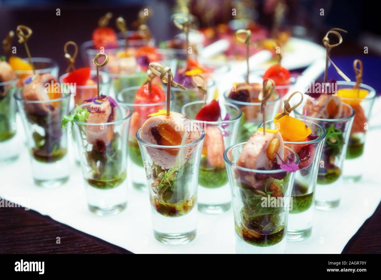 Verschiedene Snacks in Shot Gläser auf dem Tisch Stockfoto