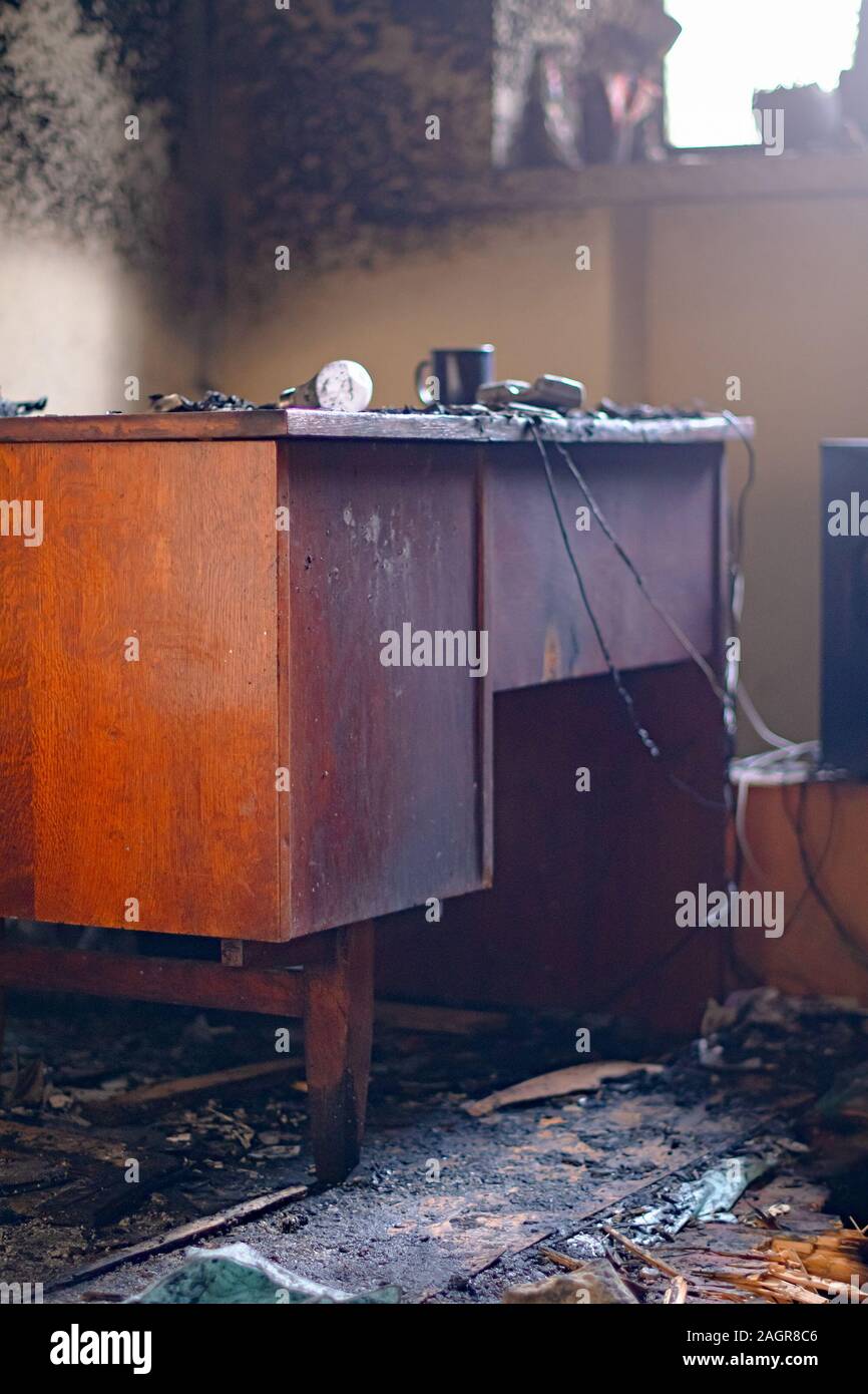 Möbel im Haus nach dem Brand mit Rauch und Staub in der Szene der Brandstiftung Untersuchung Kurs brennen verbrannt Stockfoto
