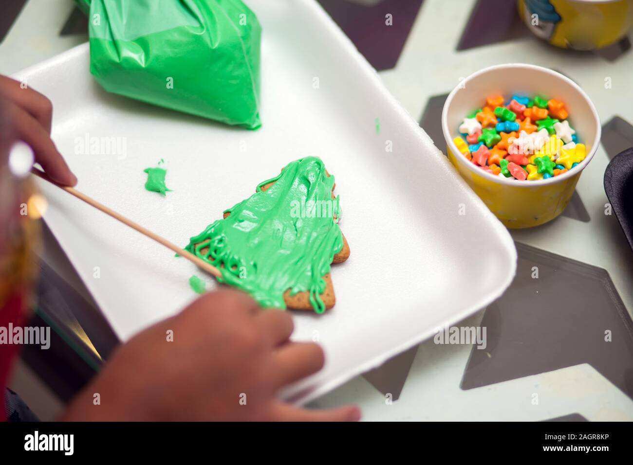 Kinder traditionelle Weihnachtsdekoration mit Hand cookies Stockfoto
