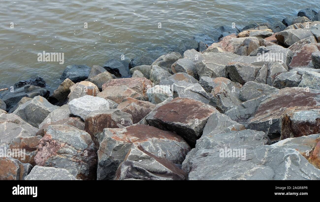 Meer Küstenregion mit großen Steinen. Stockfoto