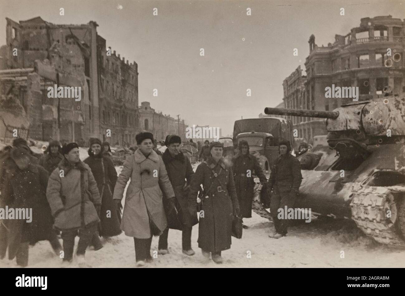 Sowjetische Inspektion in der zerstörten Stalingrad, Februar 1943. Museum: private Sammlung. Autor: Georgi Alexandrowitsch Zelma. Stockfoto