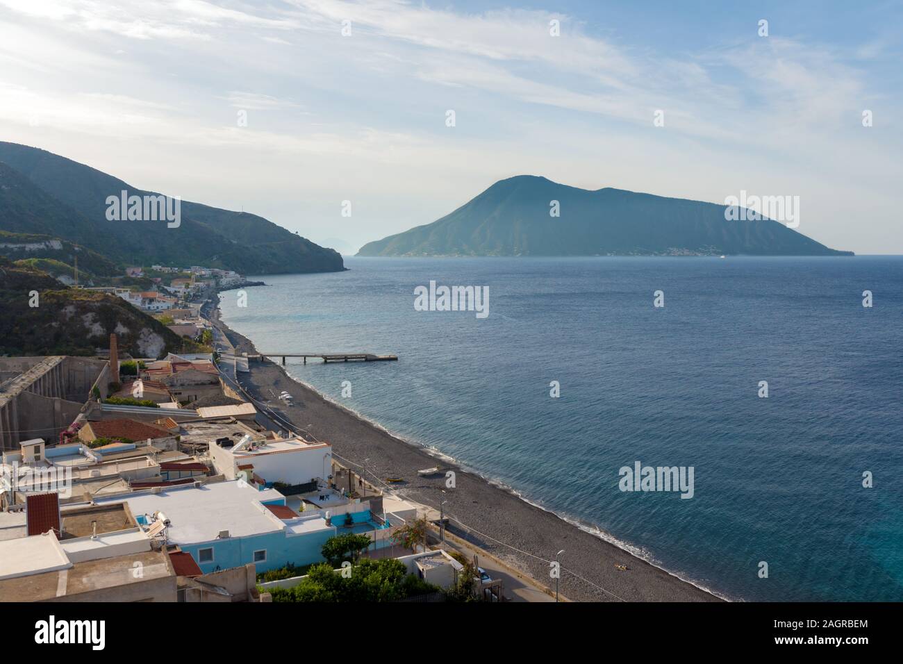 Schwarzen vulkanischen Sand Acquacalda Strand, Blick auf Salina, Lipari, Äolische Inseln, Italien Stockfoto