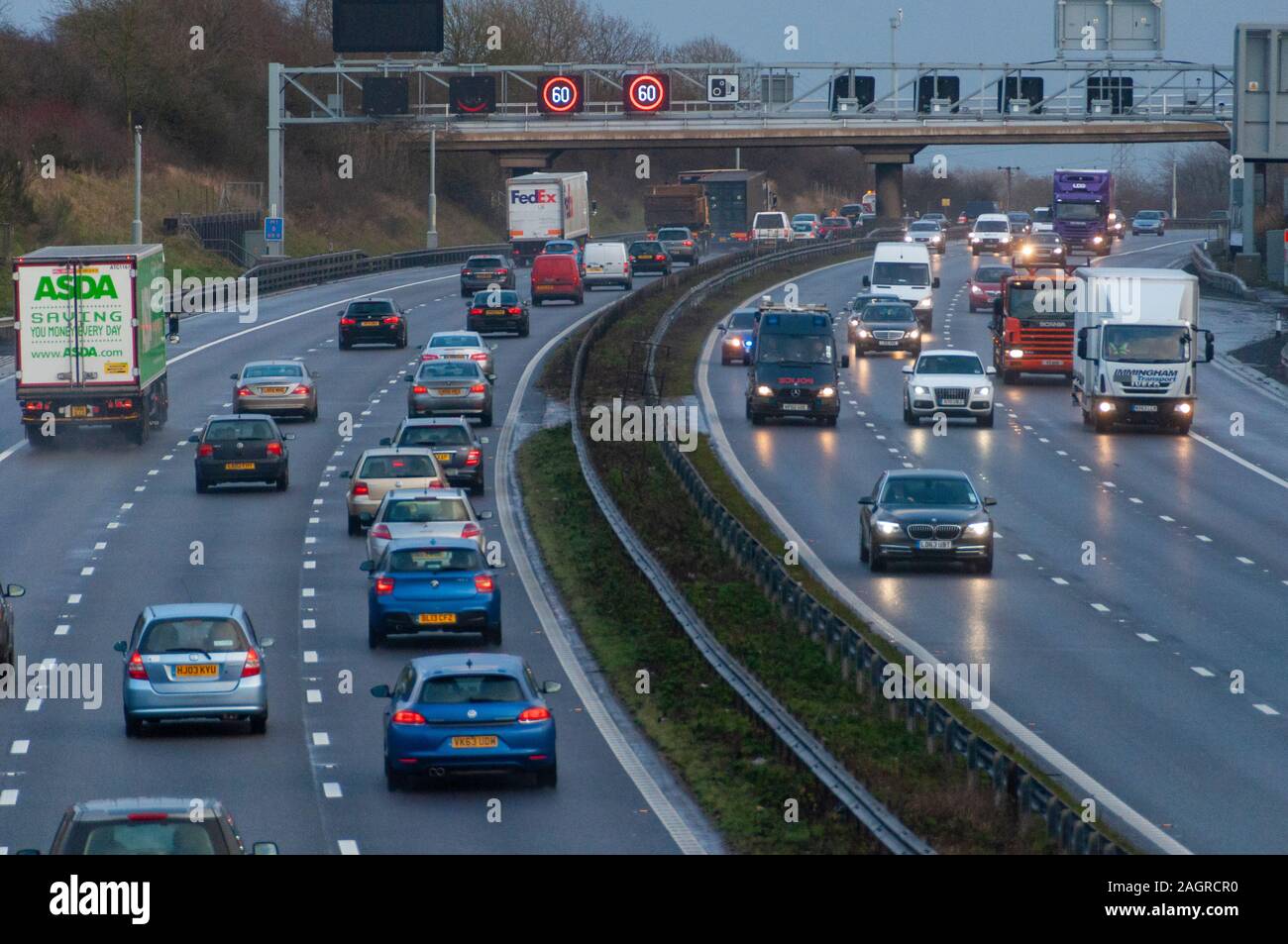 Viel Verkehr auf der Autobahn M1 Mart" in Bedfordshire England Großbritannien Stockfoto
