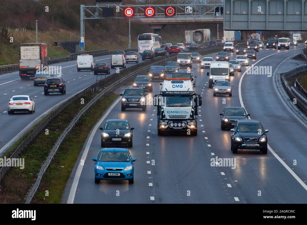 Viel Verkehr auf der Autobahn M1 Mart" in Bedfordshire England Großbritannien Stockfoto