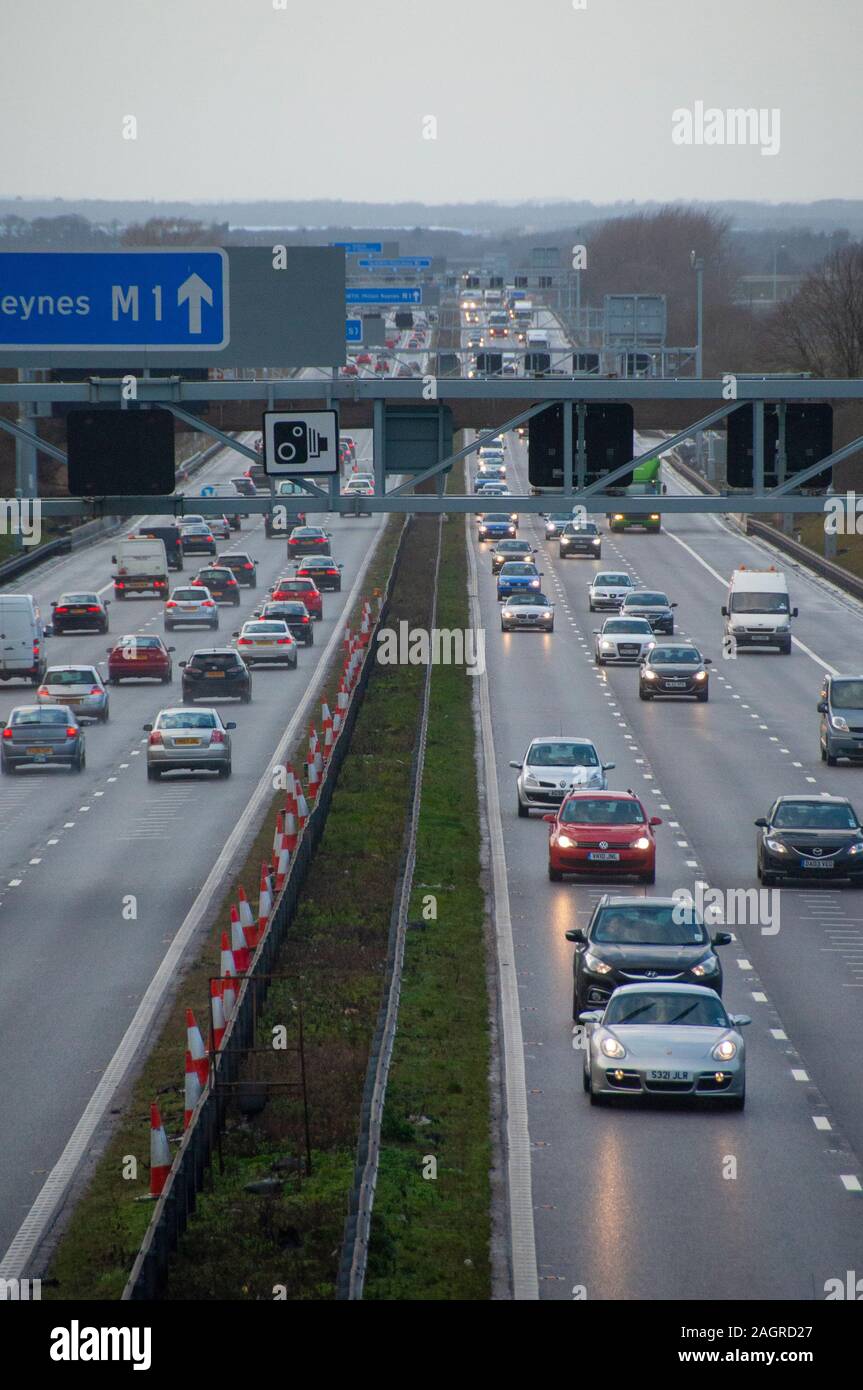 Viel Verkehr auf der Autobahn M1 Mart" in Bedfordshire England Großbritannien Stockfoto