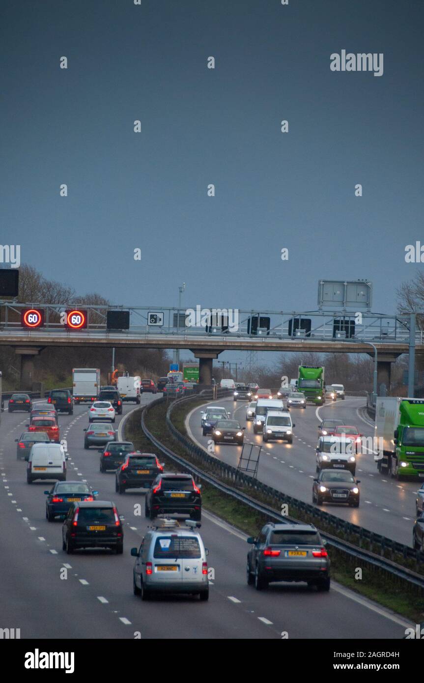 Viel Verkehr auf der Autobahn M1 Mart" in Bedfordshire England Großbritannien Stockfoto