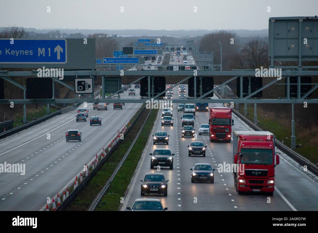 Viel Verkehr auf der Autobahn M1 Mart" in Bedfordshire England Großbritannien Stockfoto