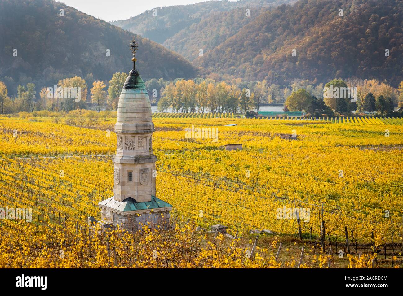 Denkmal "Franzosendenkmal" in der Wachau in der Nähe von durnstein mit Blick auf die Weinberge im Herbst, Österreich Stockfoto