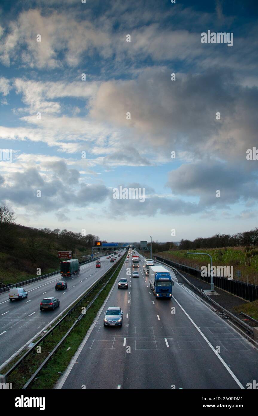 Viel Verkehr auf der Autobahn M1 Mart" in Bedfordshire England Großbritannien Stockfoto