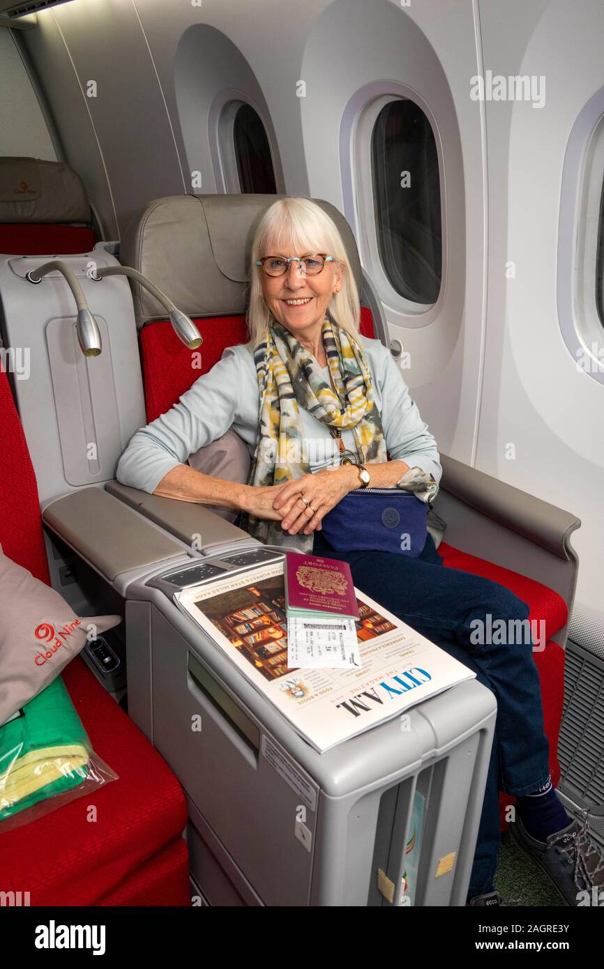 Flugreisen, Ethiopian Airlines Boeing 787 Dreamliner, Cloud 9 Business Class, Senior weiblichen Passagier Stockfoto