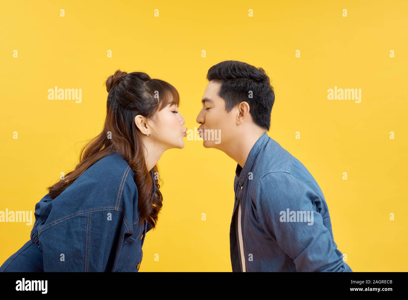 Profil Seite Foto von charmanten Gatten senden Air kiss über lebendige Farbe Hintergrund isoliert Stockfoto