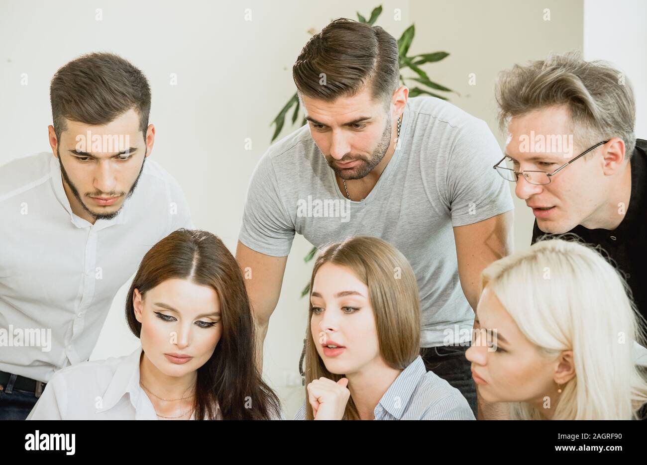 Das Creative Team ist über ein neues Projekt. Helle und moderne kleine kreative Unternehmen. Lässige junge Menschen in neue Creative Business Office Stockfoto