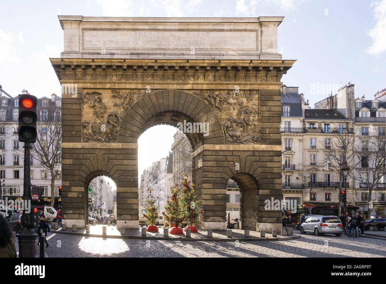 Paris Weihnachten - Weihnachten Bäume an der Porte Saint-Martin im 10. arrondissement von Paris, Frankreich, Europa. Stockfoto