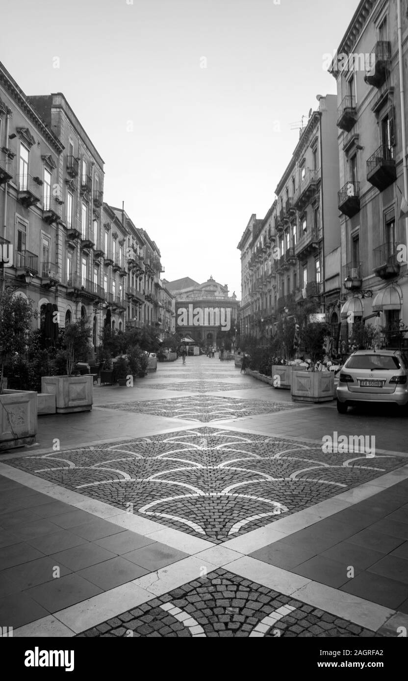 Ein Schuß einer langen Straße, im Herzen von Catania, Sizilien. In Schwarz und Weiß. Stockfoto