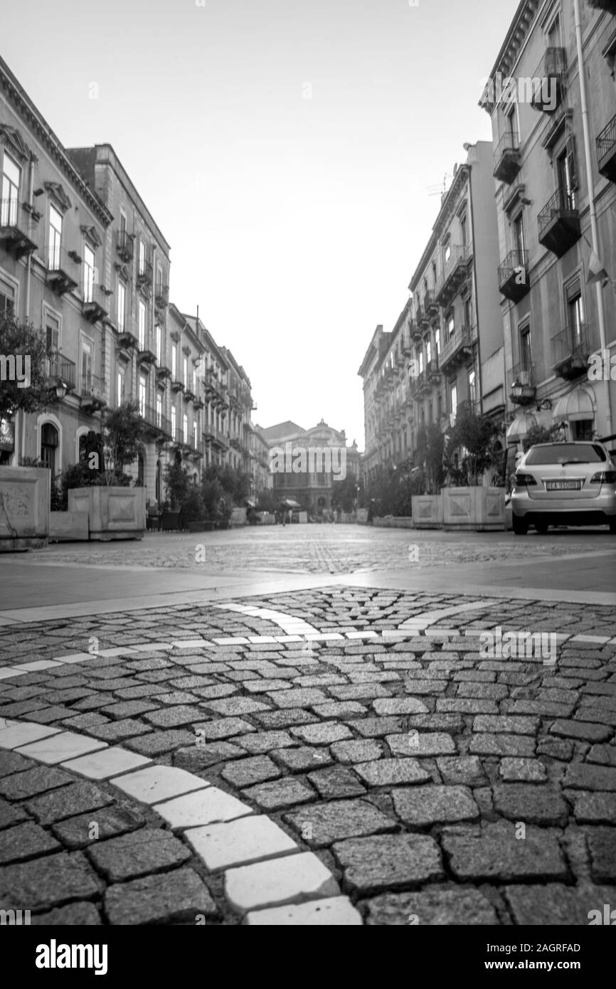 Ein Schuß einer langen Straße, im Herzen von Catania, Sizilien. In Schwarz und Weiß. Stockfoto