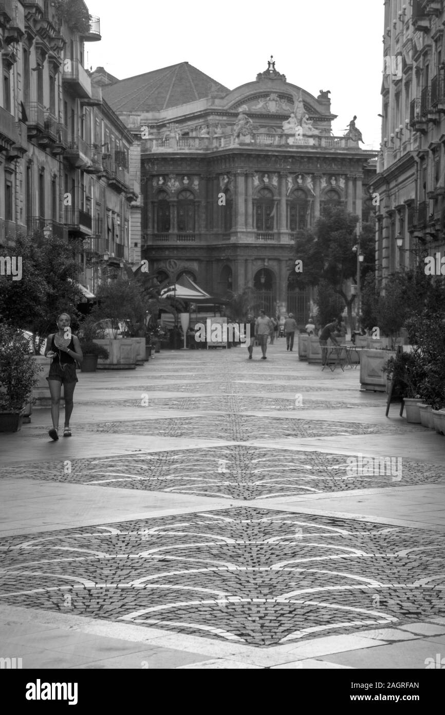 Ein Schuß einer langen Straße, im Herzen von Catania, Sizilien. In Schwarz und Weiß. Stockfoto