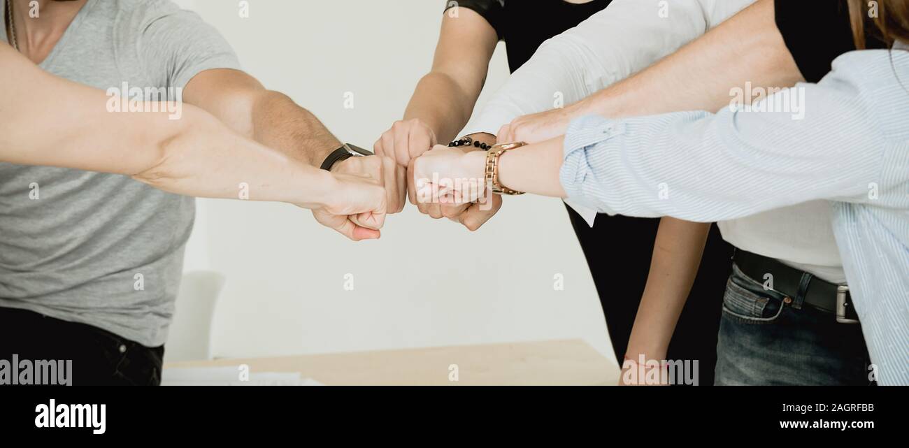 Viele Fäuste aus einer Gruppe von Menschen team Verbindung Stockfoto