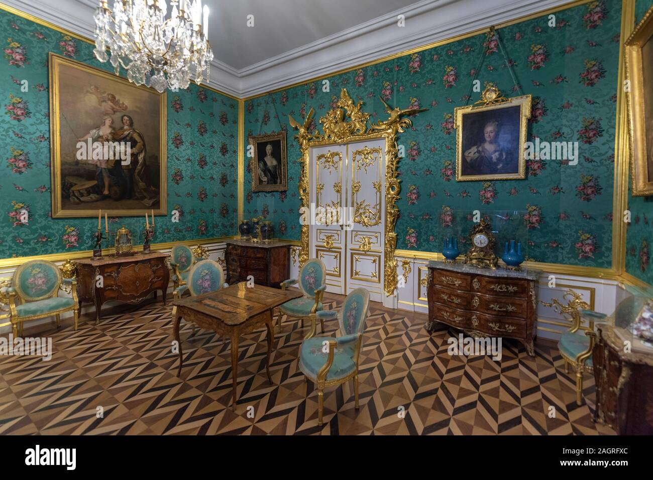 Peterhof , Sankt Petersburg, Russland. Innenraum des Schlosses Peterhof, im Auftrag von Peter dem Großen. Tolles Zimmer, tolle Wände und Decken Stockfoto