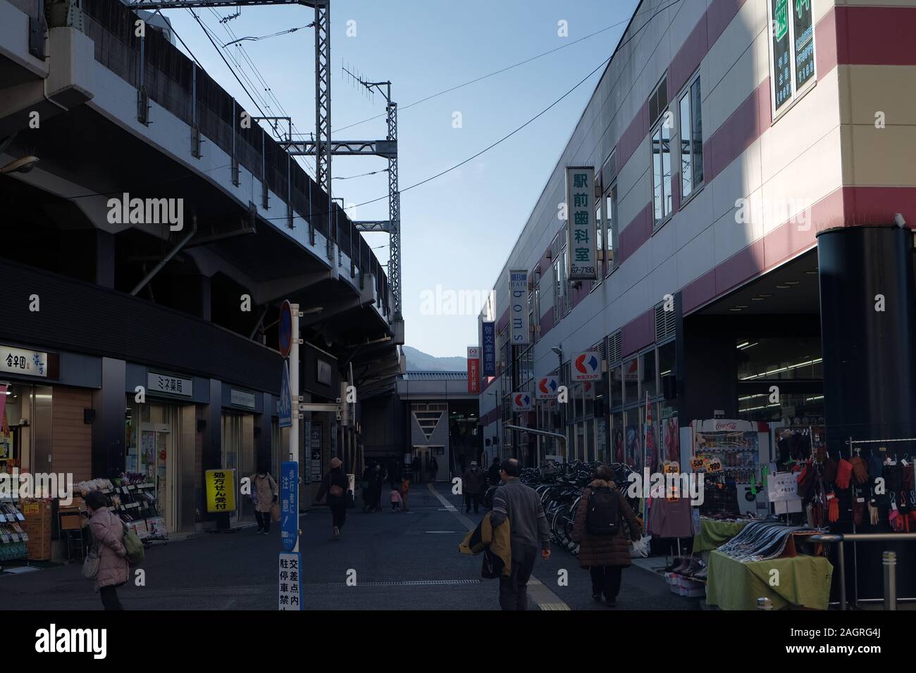 Stadtbild um Takao Station der JR East und Keio Line Stockfoto