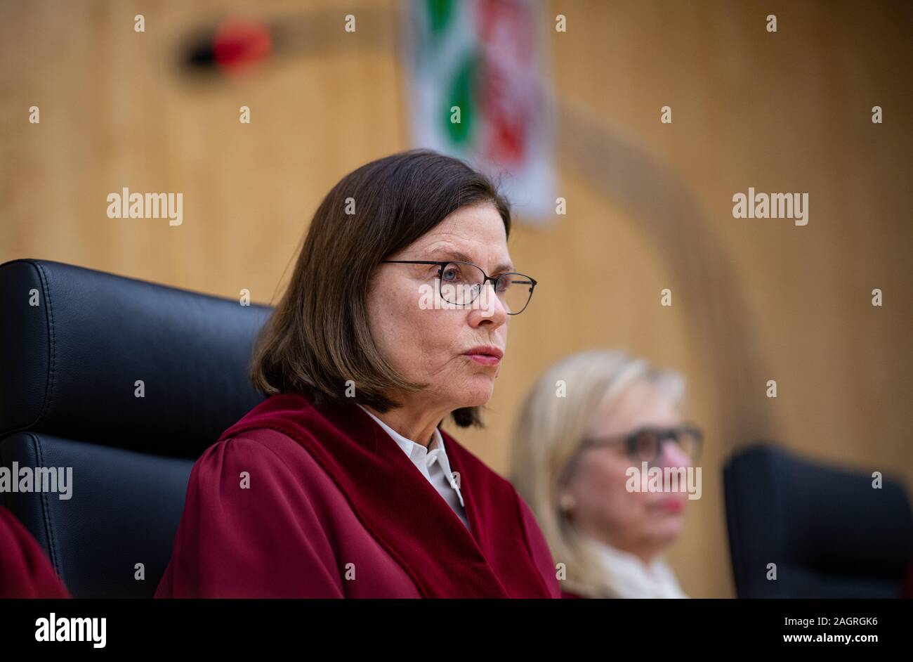 20 Dezember 2019, Nordrhein-Westfalen, Münster: Wenn die NRW-Verfassungsgericht verkündet sein Urteil im Streit um die lokalen Stichwahl, Richter Ricarda Brandts Präsident des Verfassungsgerichts sitzt im Gerichtssaal in Münster. Sollte Bürgermeister und Ratsmitglieder in NRW in der Regel in nur einem Wahlgang gewählt werden - oder würde eine Stichwahl im Zweifelsfall besser sein? Schwarz und Gelb abgeschafft die Krawatte - Brechen Entscheidung im April. SPD und Gruene wollen es wieder einzuführen und haben vor dem Bundesverfassungsgericht zur Prüfung aufgerufen. Dies kündigt nun seine Entscheidung. Foto: Guido Ki Stockfoto
