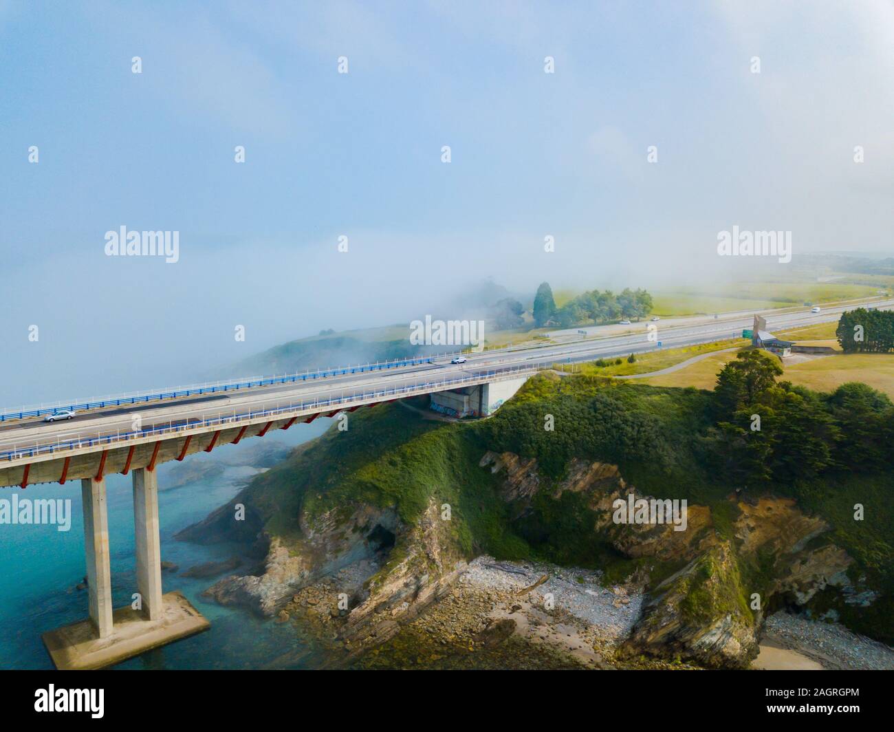 Luftaufnahme auf dos Santos Brücke bei Nebel und die Bucht. In der Nähe von Ribadeo im Norden Spaniens Stockfoto