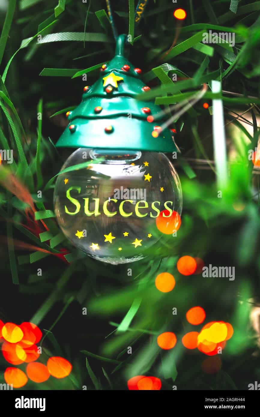 Glas Kugel mit dem Wort hängen in der Weihnachtsbaum ERFOLG. Konzept des Jahres erfolgreich Stockfoto