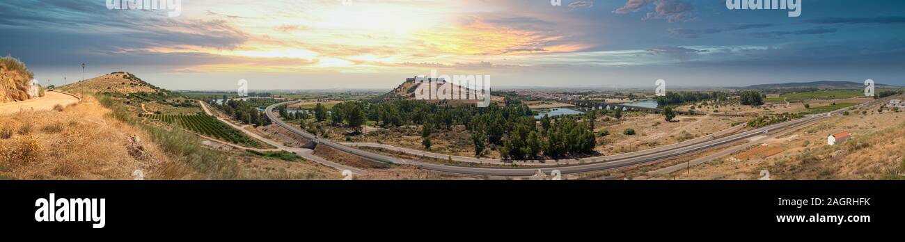 Blick auf die Burg von Medellin Landschaft in der Extremadura, Spanien Stockfoto