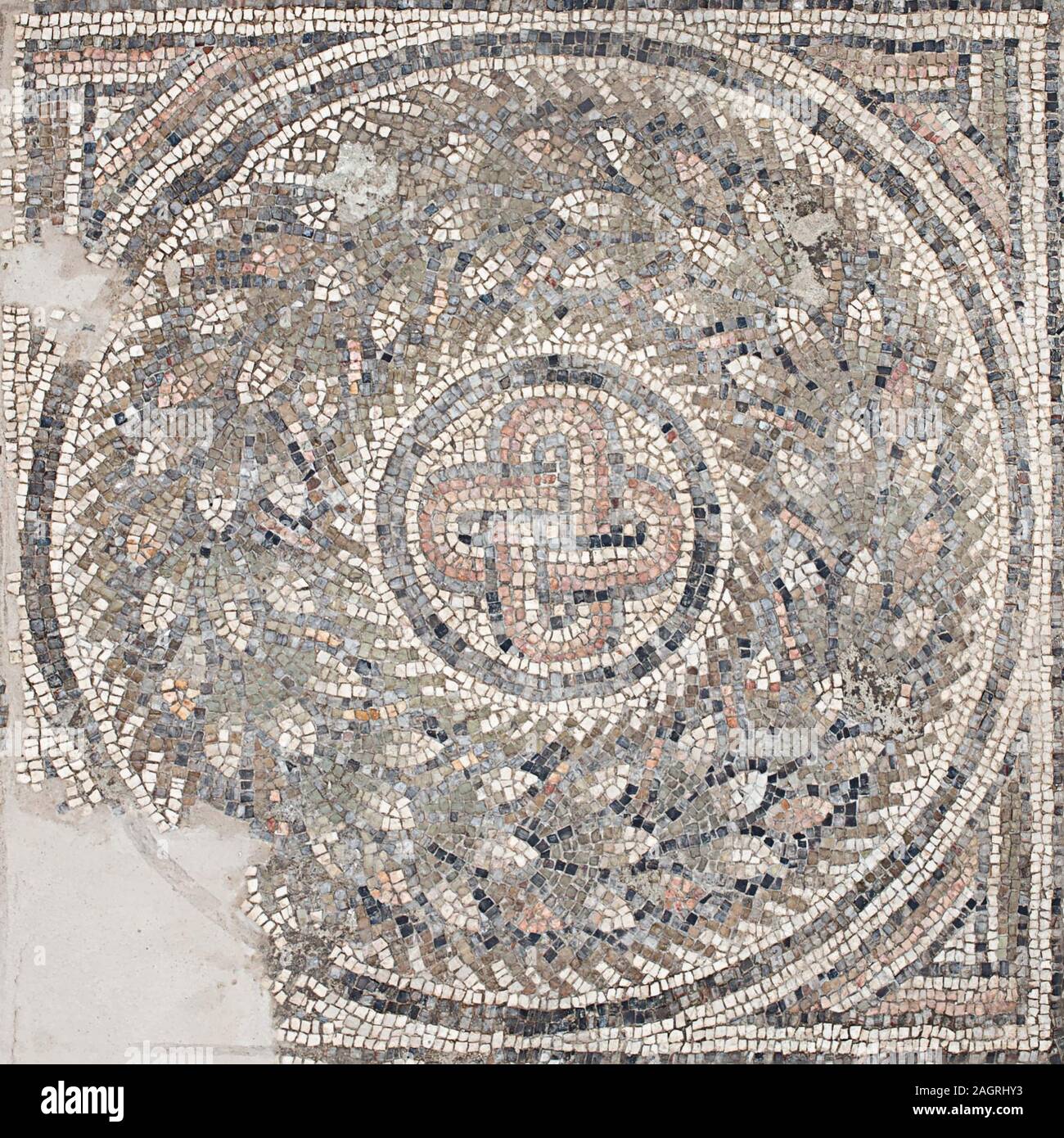 Das Wort Mosaik aus der Synagoge von Bova Marina. Museum: Museo e Parco Archeologico Archeoderi, Bova Marina. Autor: Antikensammlung. Stockfoto