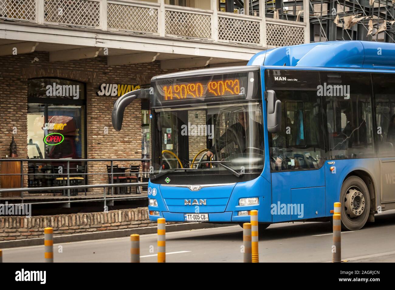 TIFLIS, GEORGIEN. November 2019. Ein typischer blauer Personenbus auf einer Straße im Zentrum von Tiflis. Stockfoto