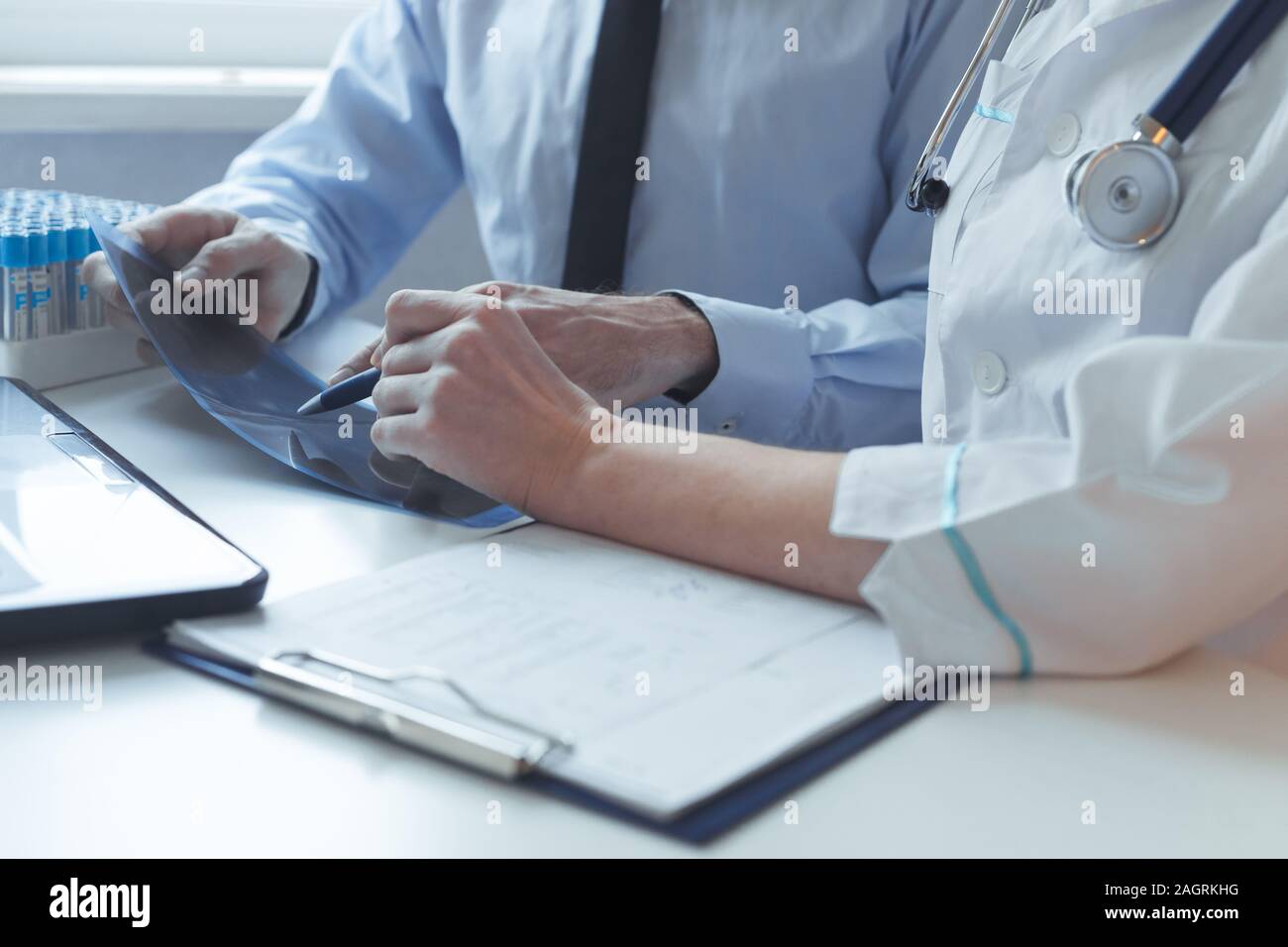 In der Nähe der Hände von Patient und Arzt Beratung Behandlung verschreiben. Arbeitet mit x-ray und medizinischen Tests. Stockfoto