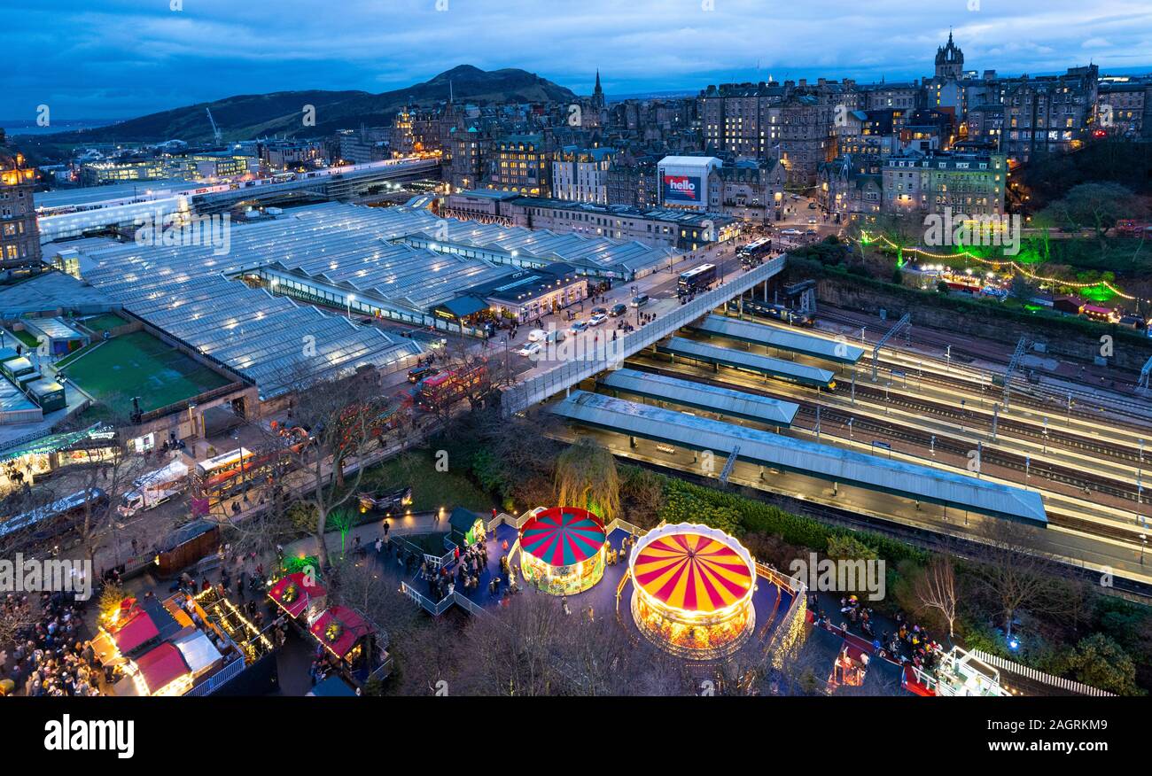 Dämmerung Blick auf die Skyline von Edinburgh Waverley Bahnhof und Altstadt im Winter, Schottland, Großbritannien Stockfoto