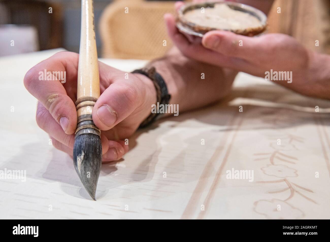 Ein Handwerker Design Tapeten mit natürlichen Pigmenten Stockfoto