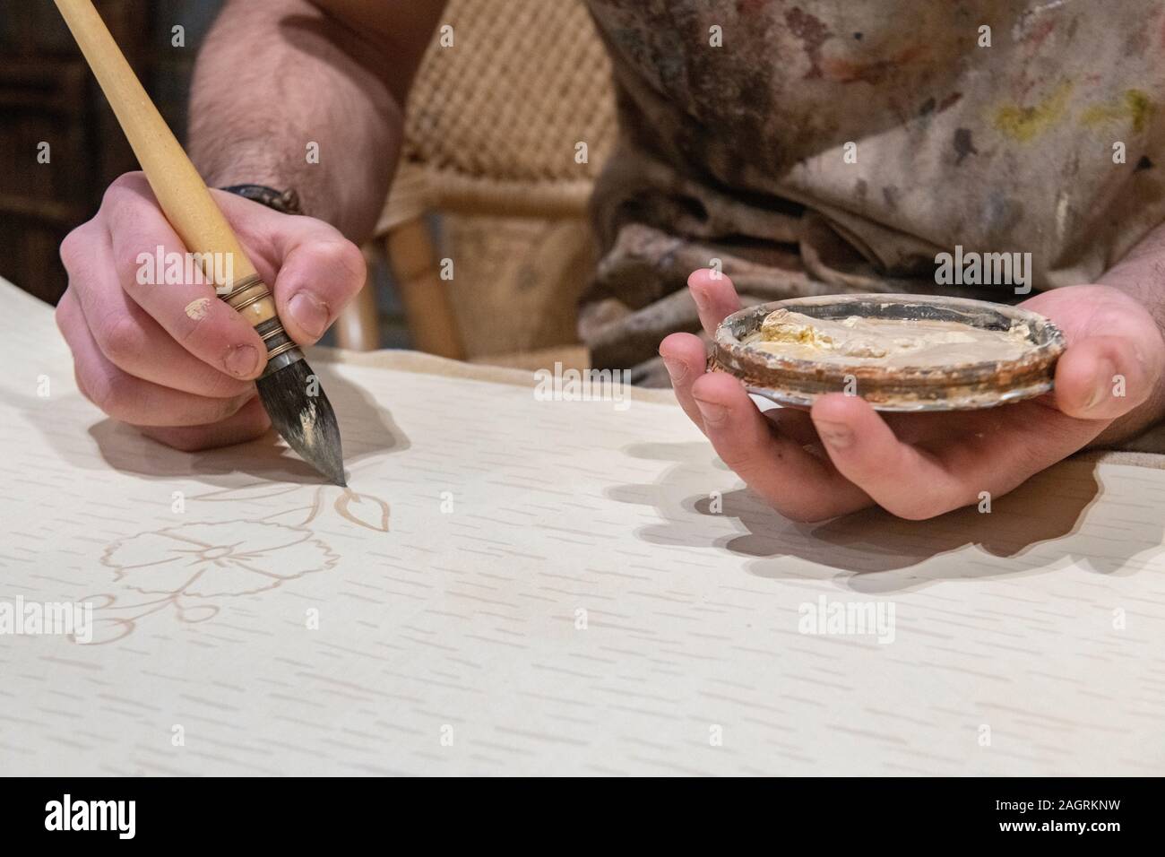 Ein Handwerker Design Tapeten mit natürlichen Pigmenten Stockfoto