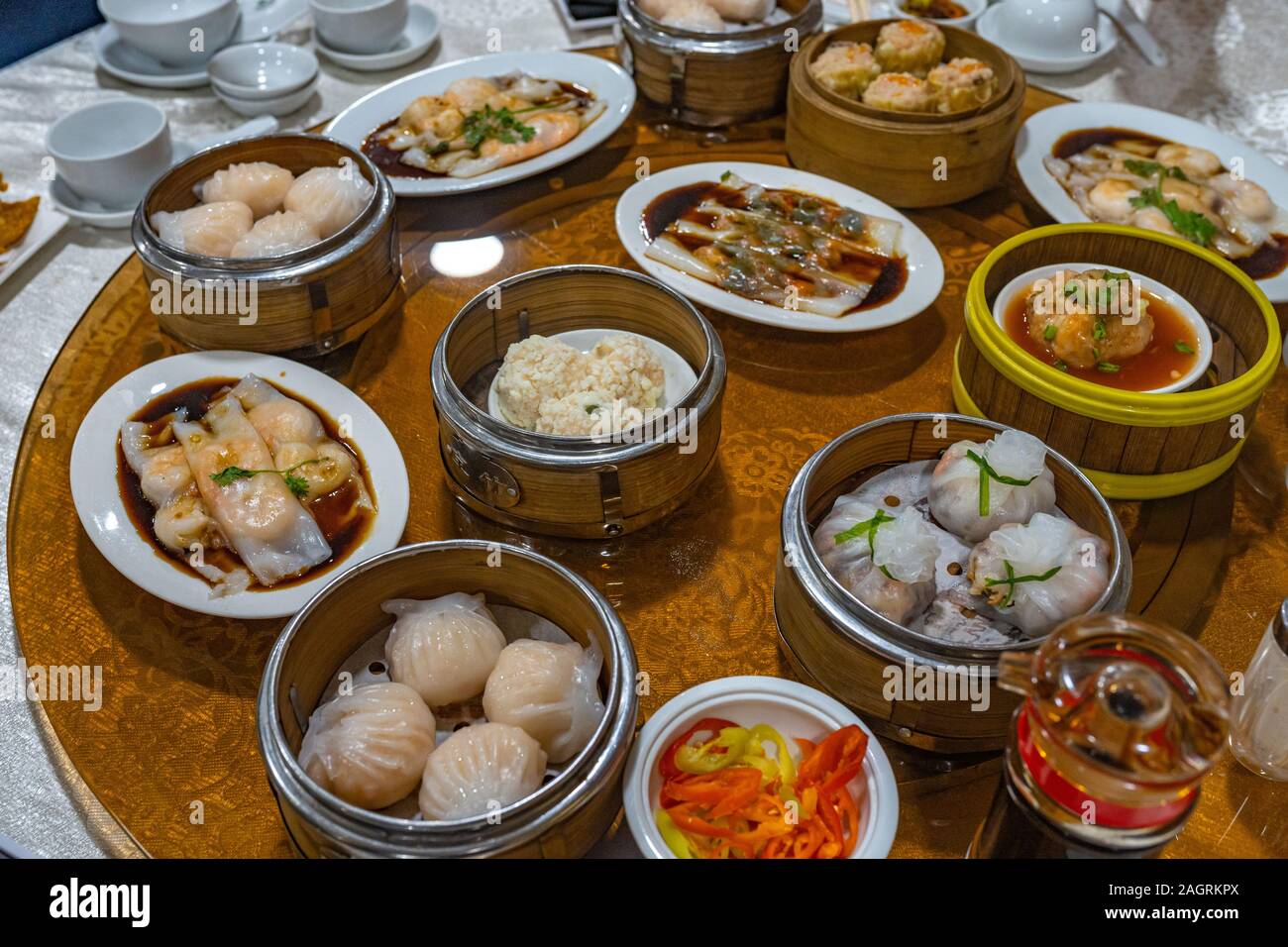 Gedämpfte Garnelen Reis rollen und Knödel in Hong Kong Restaurant Stockfoto