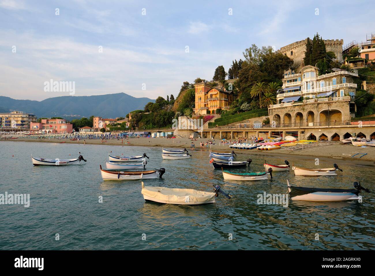 Die traditionelle Fischerboote und Sommer Strand von Levanto in der Cinque Terre, La Spezia, Ligurien, Italien EU-Strand von Levanto cinque terre Italien Stockfoto