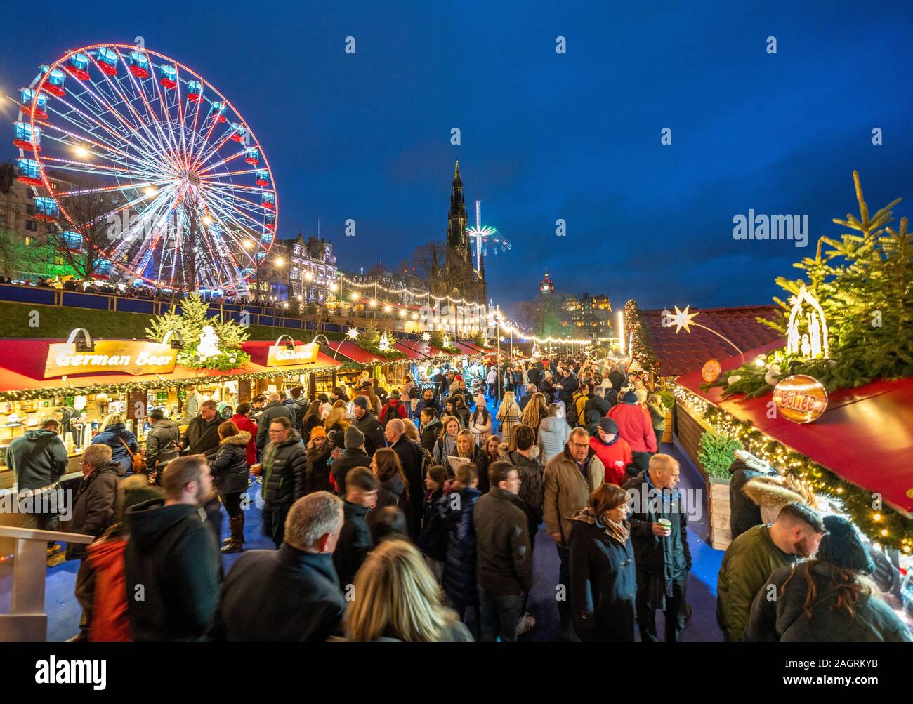 Massen von Menschen in den Beschäftigten Edinburgh Weihnachtsmarkt in West Princes Street Gardens in Edinburgh, Schottland, Großbritannien Stockfoto