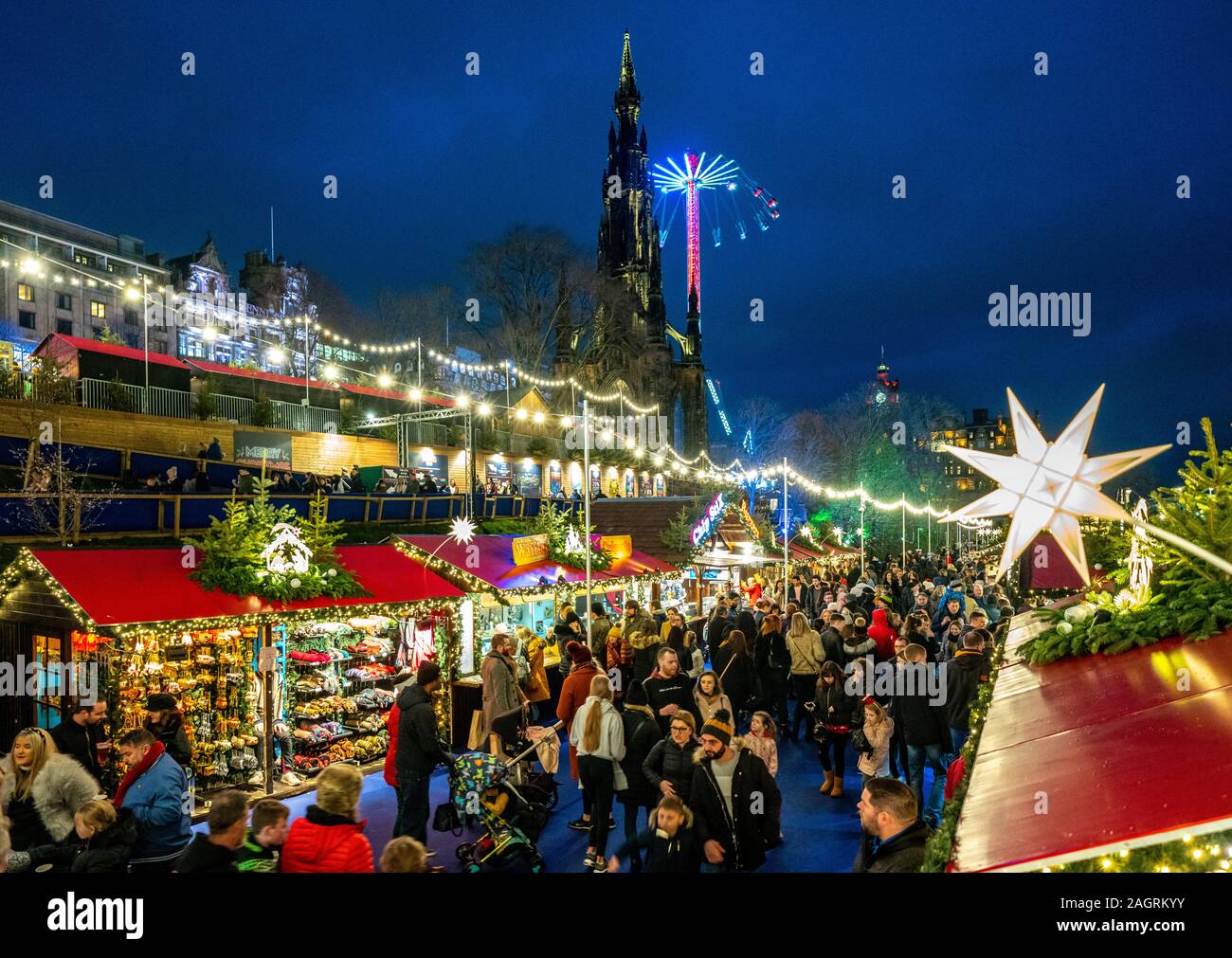 Massen von Menschen in den Beschäftigten Edinburgh Weihnachtsmarkt in West Princes Street Gardens in Edinburgh, Schottland, Großbritannien Stockfoto